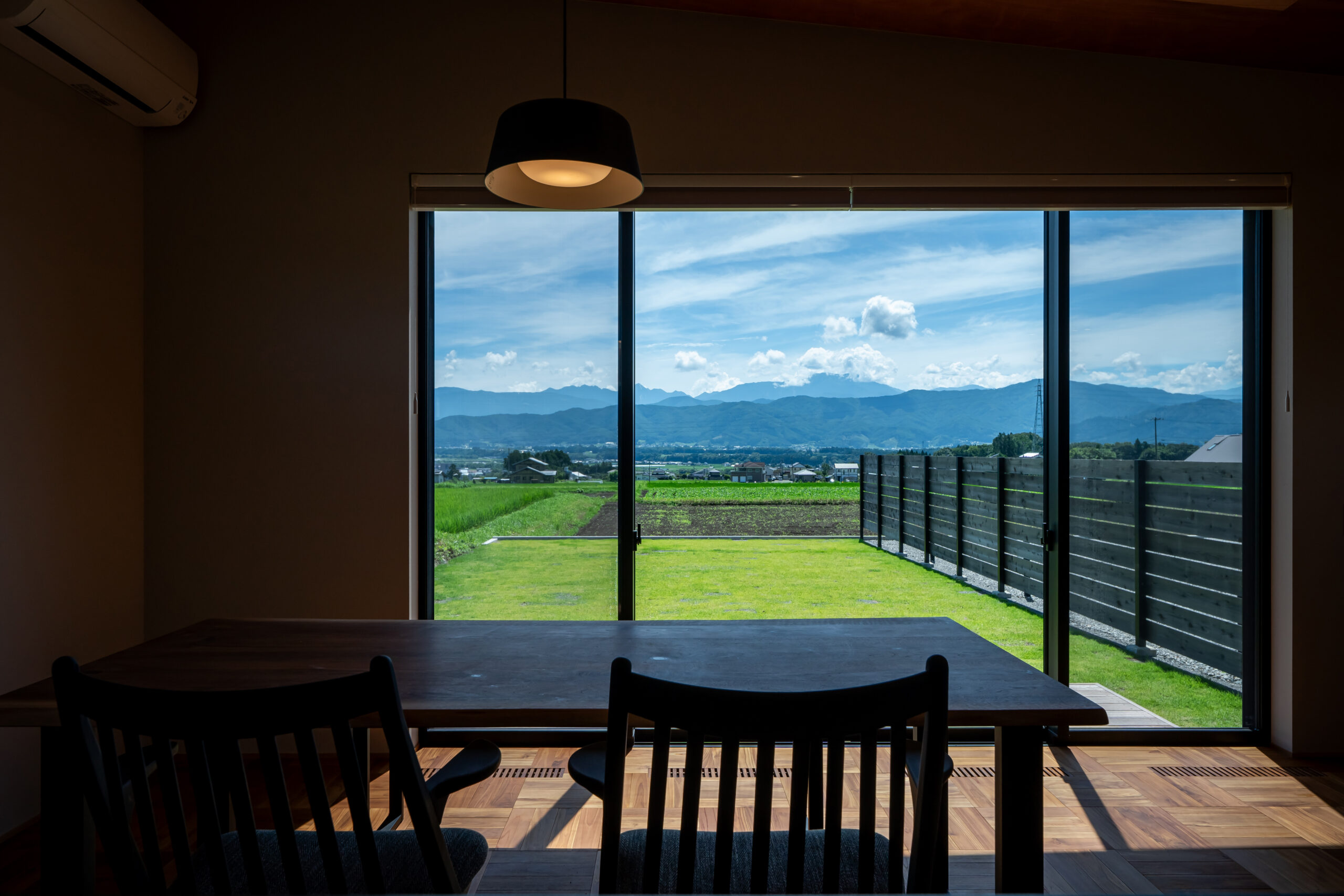 「家」と「庭」と「窓からの風景」